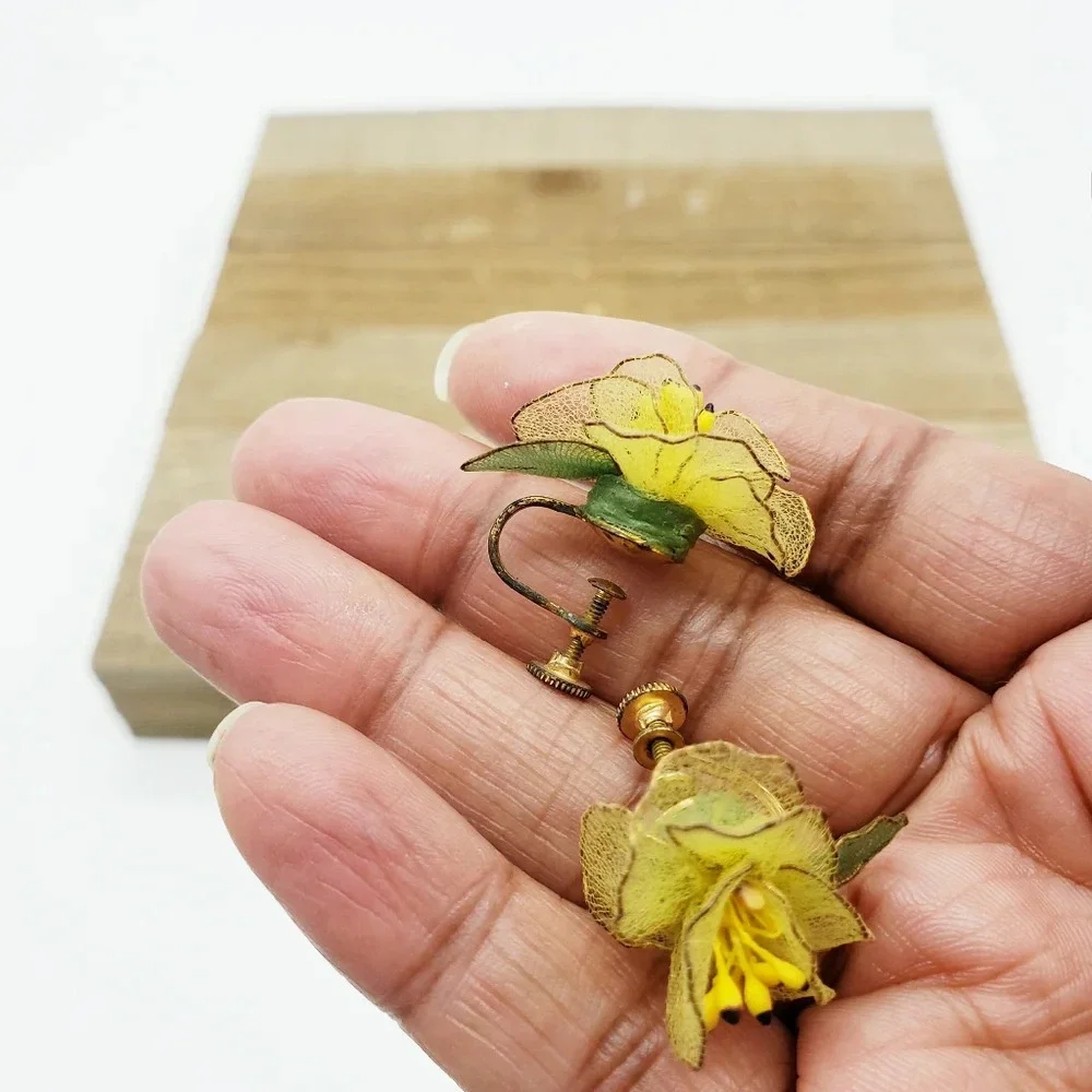 Vintage Floral Earrings • Yellow Flowers • Screwback